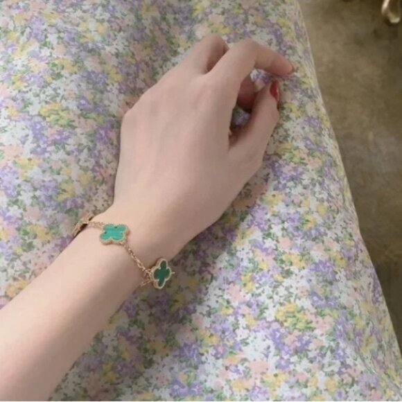 Van Cleef & Arpels Green and Gold Clover Bracelet - Picture 4 of 7